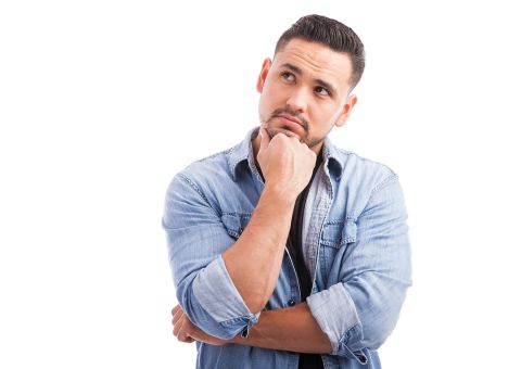 Gut aussehender junger Mann im Jeans-Hemd, der nachdenklich zur Seite schaut. Seine Hand hat er unsers Kinn gestützt.