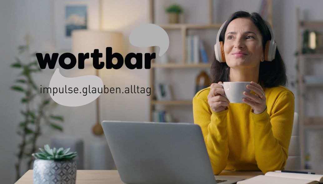 Eine Frau mit gelbem Pulli sitzt fröhlich mit einer Kaffeetasse in der Hand und Kopfhörern am Tisch mit Laptop und Notizbuch.