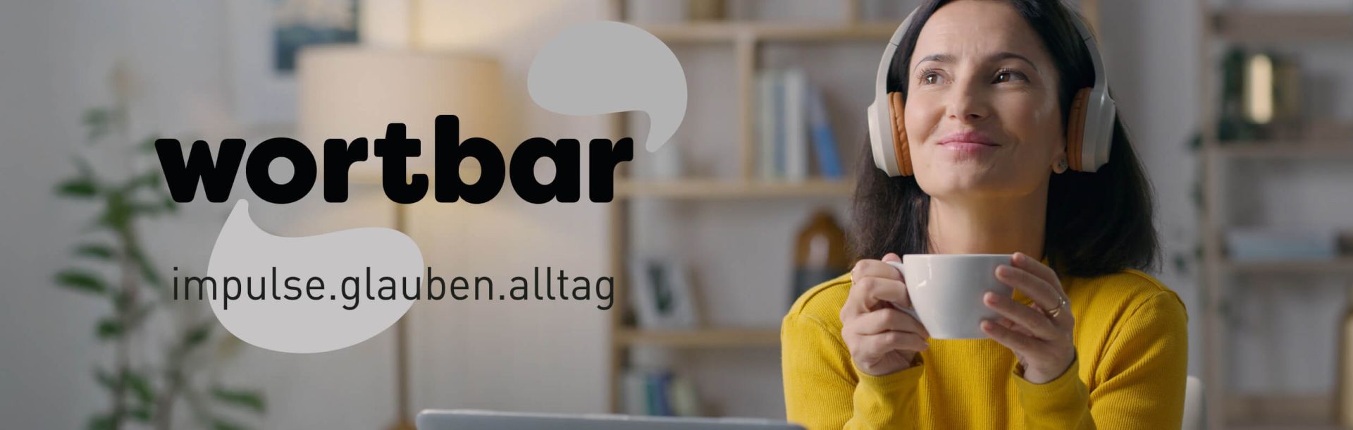 Eine Frau mit gelbem Pulli sitzt fröhlich mit einer Kaffeetasse in der Hand und Kopfhörern am Tisch mit Laptop und Notizbuch.