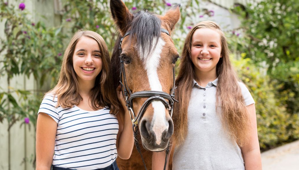 Zwei Teenager Mädels mit einem Pferd
