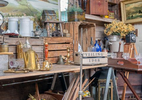 Ausstellung von Vintage-Möbeln auf dem niederländischen Flohmarkt
