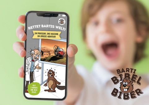 Junge hält begeistert sein Handy mit der neuen Barti Bibel Biber App in die Kamera