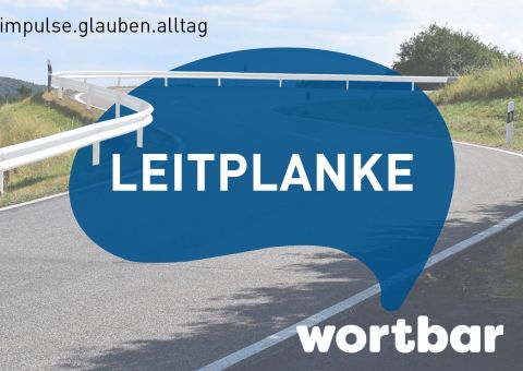 Kurvige Landstraße mit Leitplanken