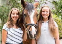 Zwei Teenager Mädels mit einem Pferd