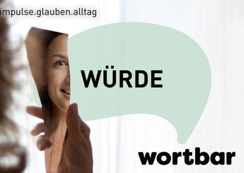 Frau hält Spiegel, ihr Blick erscheint; Wort ‚WÜRDE‘ steht groß im Bild klar so.