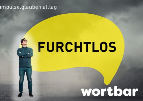 Ein Mann blickt nach oben vor dunklem Himmel